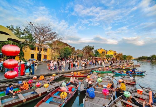 Why do more and more people choose to stay in Hoi An?