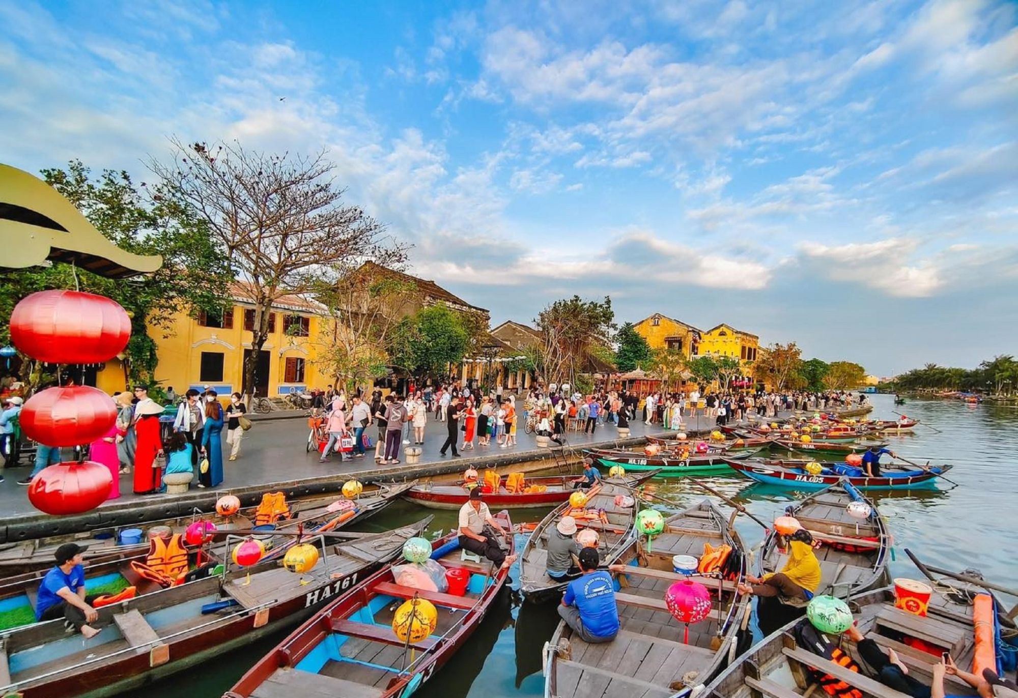 hoi-an-but-pha-ngoan-peak-over-44-million-visitors-in-2024-2-0910-1